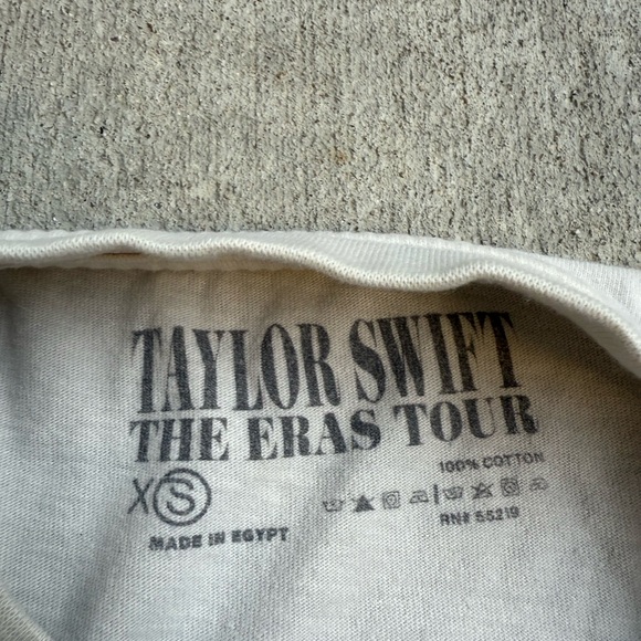Taylor Swift The Eras Tour Women’s Cream Tour Tshirt XS 20x24 - Picture 2 of 5